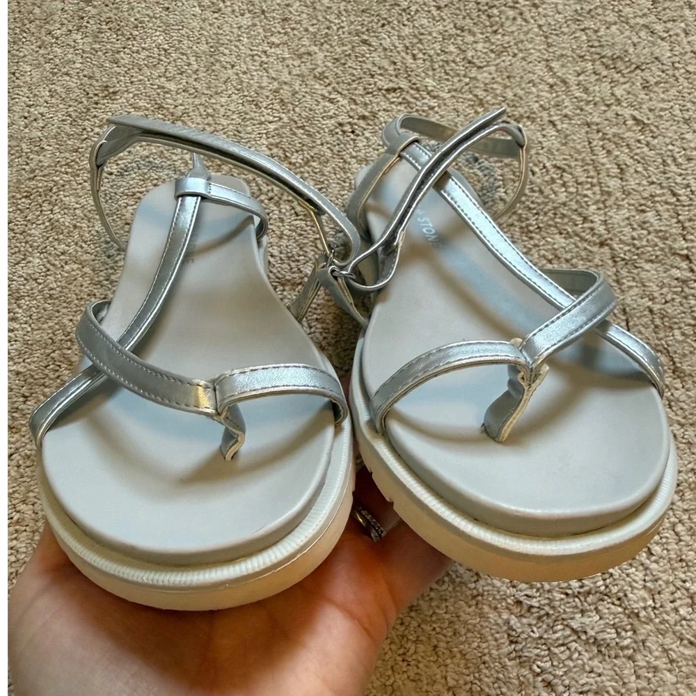 Sun + Stone Juune Silver Metallic Strappy Toe Loop Sandals Womens 7.5 M F42198
